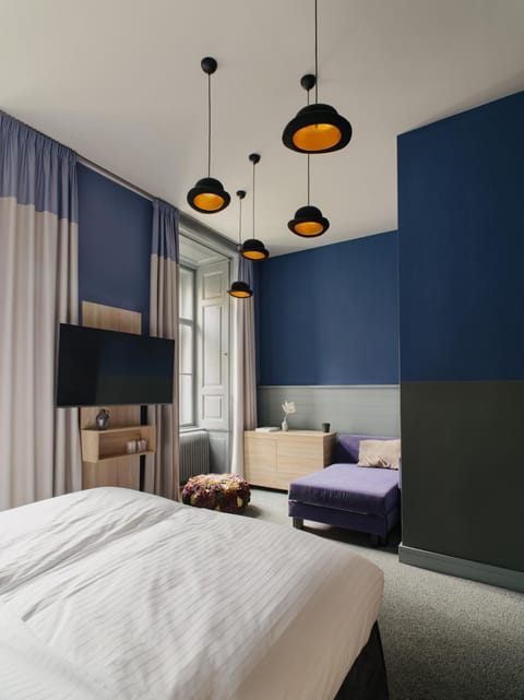 Bed, TV and multimedia, Photo of the whole room, Bedroom
