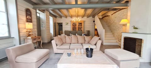 Living room, Seating area