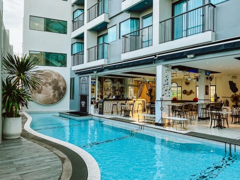 Day, Swimming pool