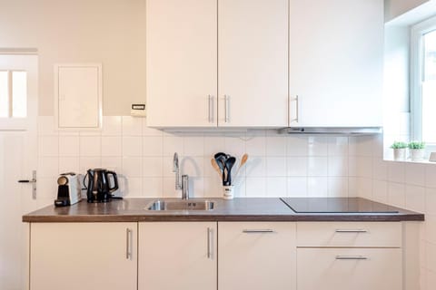 Coffee/tea facilities, dishwasher, kitchen