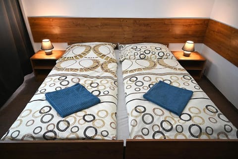 Photo of the whole room, Bedroom, towels