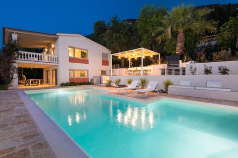 Property building, Swimming pool, Swimming pool