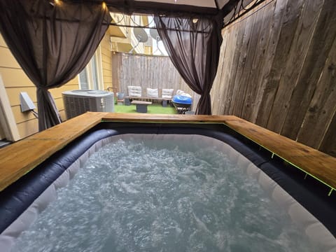 Galleria Comfort 3BR King Bed Private Jacuzzi and Garage Apartment in Houston