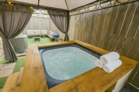 Galleria Comfort 3BR King Bed Private Jacuzzi and Garage Apartment in Houston