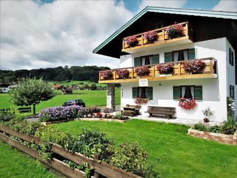 Haus Saurler - Chiemgau Karte Bed and Breakfast in Berchtesgadener Land