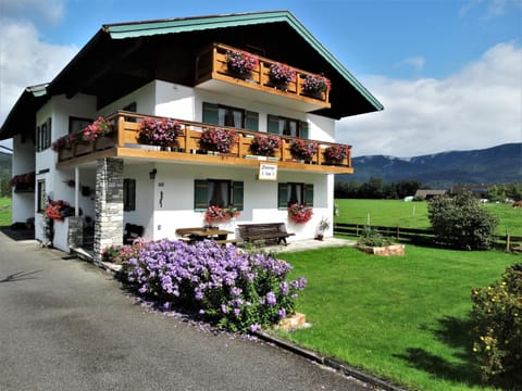 Haus Saurler - Chiemgau Karte Bed and Breakfast in Berchtesgadener Land