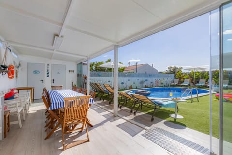 Patio, Patio, Day, Seating area, Dining area, On site, Landmark view, Pool view, Swimming pool, group of guests, Family, Family, sunbed