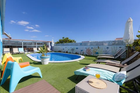 Patio, Spring, Day, Summer, Garden, Golfcourse, On site, Garden view, Pool view, Swimming pool, Entertainment, group of guests, group of guests, Family, Family, sunbed