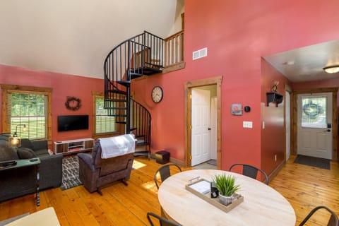 White Pine . Trailside Lodging House in Millersburg