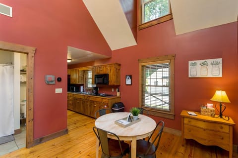 White Pine . Trailside Lodging House in Millersburg