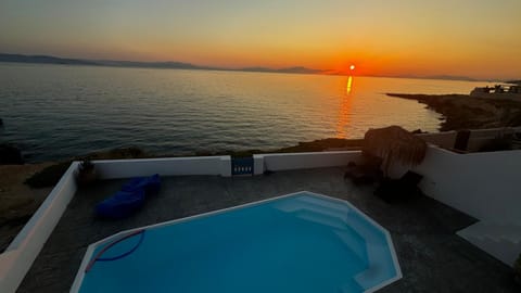Property building, Natural landscape, Pool view, Sea view, Swimming pool, Sunrise