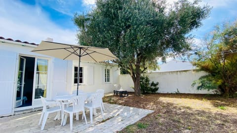 Property building, Patio, Garden, Balcony/Terrace, Dining area, Garden view, sunbed