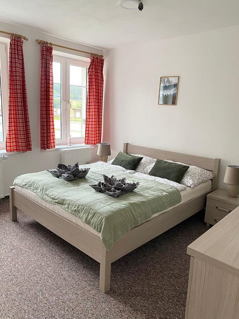 Bedroom, towels