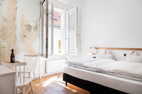 Bed, Photo of the whole room, Seating area