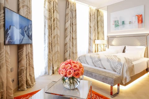 Bed, TV and multimedia, Photo of the whole room, Bedroom