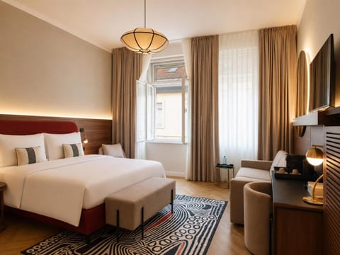 Bed, TV and multimedia, Photo of the whole room, Seating area, Bedroom, Street view