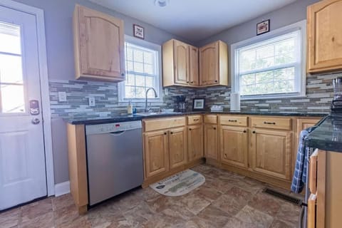 Charming 3-Bedroom Home in Rossville, GA - Family Retreat House in Alabama