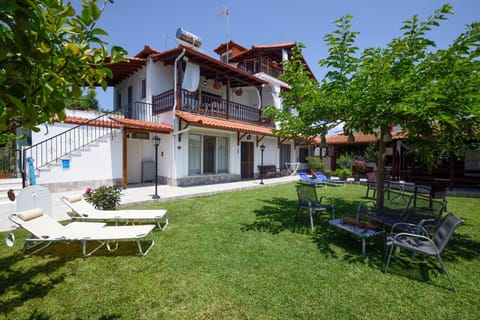 Property building, Garden, View (from property/room), Garden view, sunbed