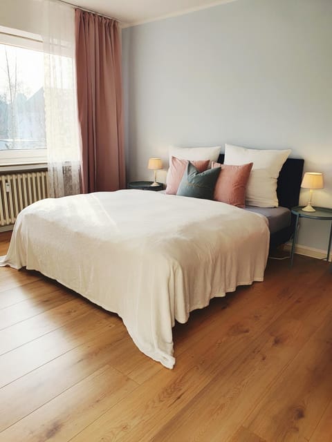 Bed, Photo of the whole room, Decorative detail, Bedroom