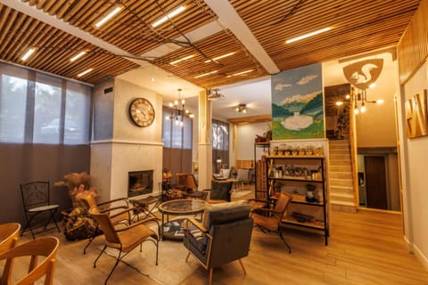 Restaurant/places to eat, Lounge or bar, Seating area, Meeting/conference room, flat iron