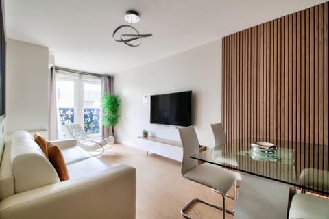 TV and multimedia, Seating area, Dining area