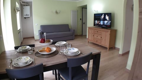 TV and multimedia, Living room, Seating area, Dining area