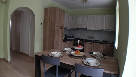 Coffee/tea facilities, Kitchen or kitchenette, Dining area, Food, stove
