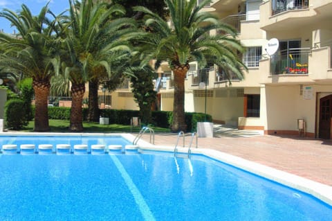 Facade/entrance, Swimming pool