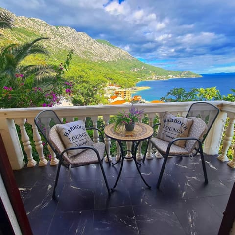 Balcony/Terrace, Mountain view