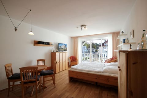 Bed, TV and multimedia, Photo of the whole room