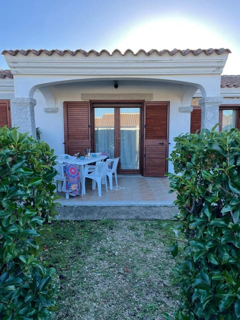 Property building, Patio, Facade/entrance, Garden
