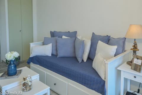 Bed, Seating area
