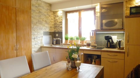 Patio, Kitchen or kitchenette, Living room, Seating area, Dining area