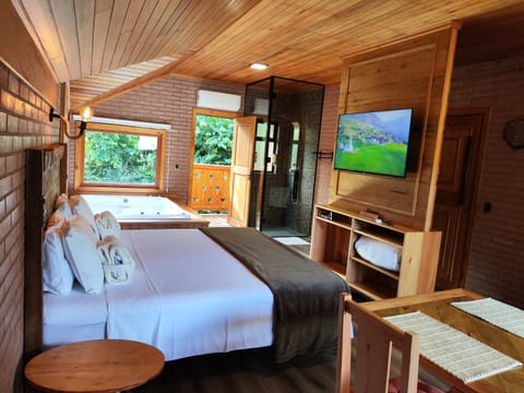 Bed, TV and multimedia, Photo of the whole room, Bedroom, Bath
