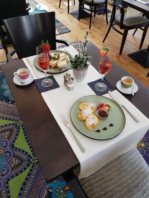 Food and drinks, Dining area, Breakfast, Buffet breakfast