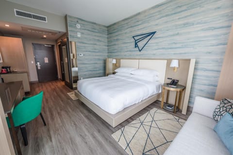 Bed, Photo of the whole room, Seating area, Bedroom, air conditioner