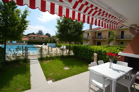 Patio, Garden, Swimming pool