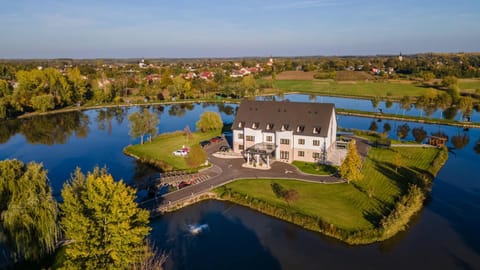 Property building, Facade/entrance, Natural landscape, Bird's eye view, Fishing, Lake view