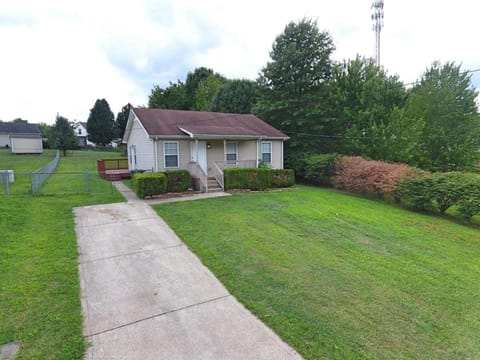 Beautiful cul-de-sac home with a fenced in yard! House in Clarksville