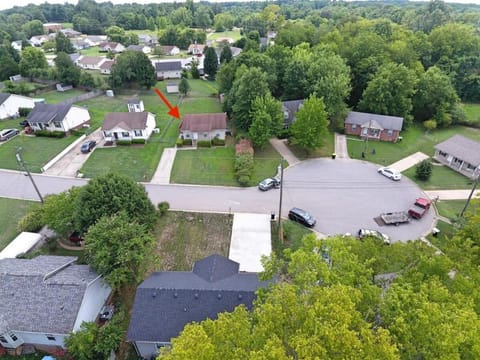 Beautiful cul-de-sac home with a fenced in yard! House in Clarksville