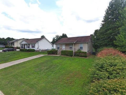 Beautiful cul-de-sac home with a fenced in yard! House in Clarksville