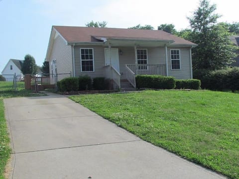 Beautiful cul-de-sac home with a fenced in yard! House in Clarksville