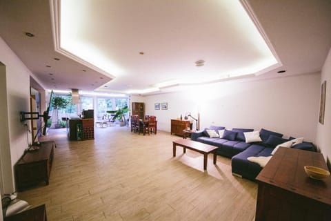 TV and multimedia, Living room, Lounge or bar, Seating area, Evening entertainment