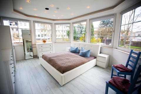 Bed, View (from property/room), Photo of the whole room, Seating area, Bedroom