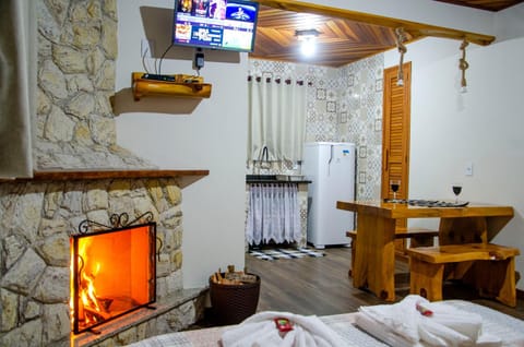 TV and multimedia, Kitchen or kitchenette, Photo of the whole room, Dining area, fireplace