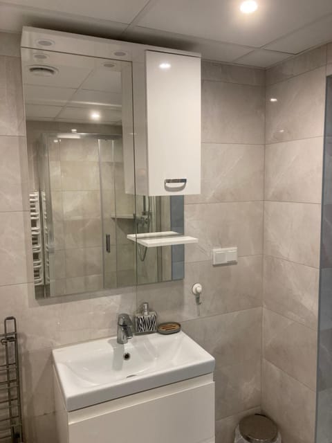 Shower, Bathroom, towels