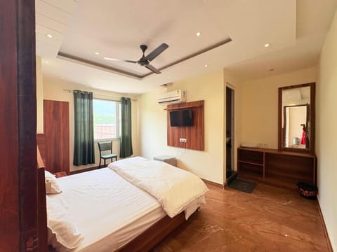 Bed, TV and multimedia, Photo of the whole room, Bedroom, wardrobe, air conditioner