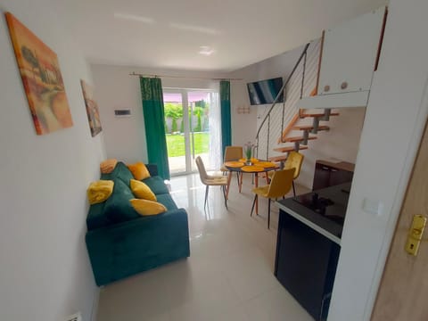 TV and multimedia, Kitchen or kitchenette, Living room, Seating area, Dining area