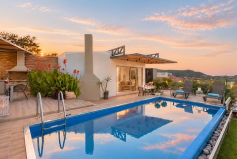 Property building, Day, Natural landscape, Pool view, Swimming pool, Sunrise, Sunset, sunbed