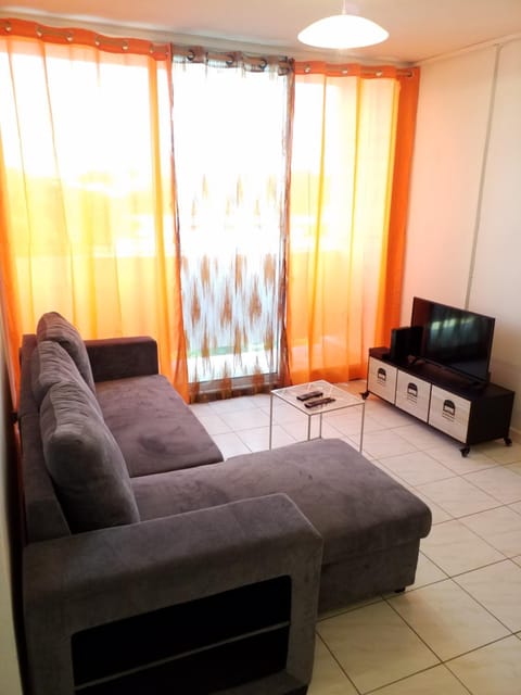 Place of worship, TV and multimedia, Balcony/Terrace, Living room, Seating area, City view, locker